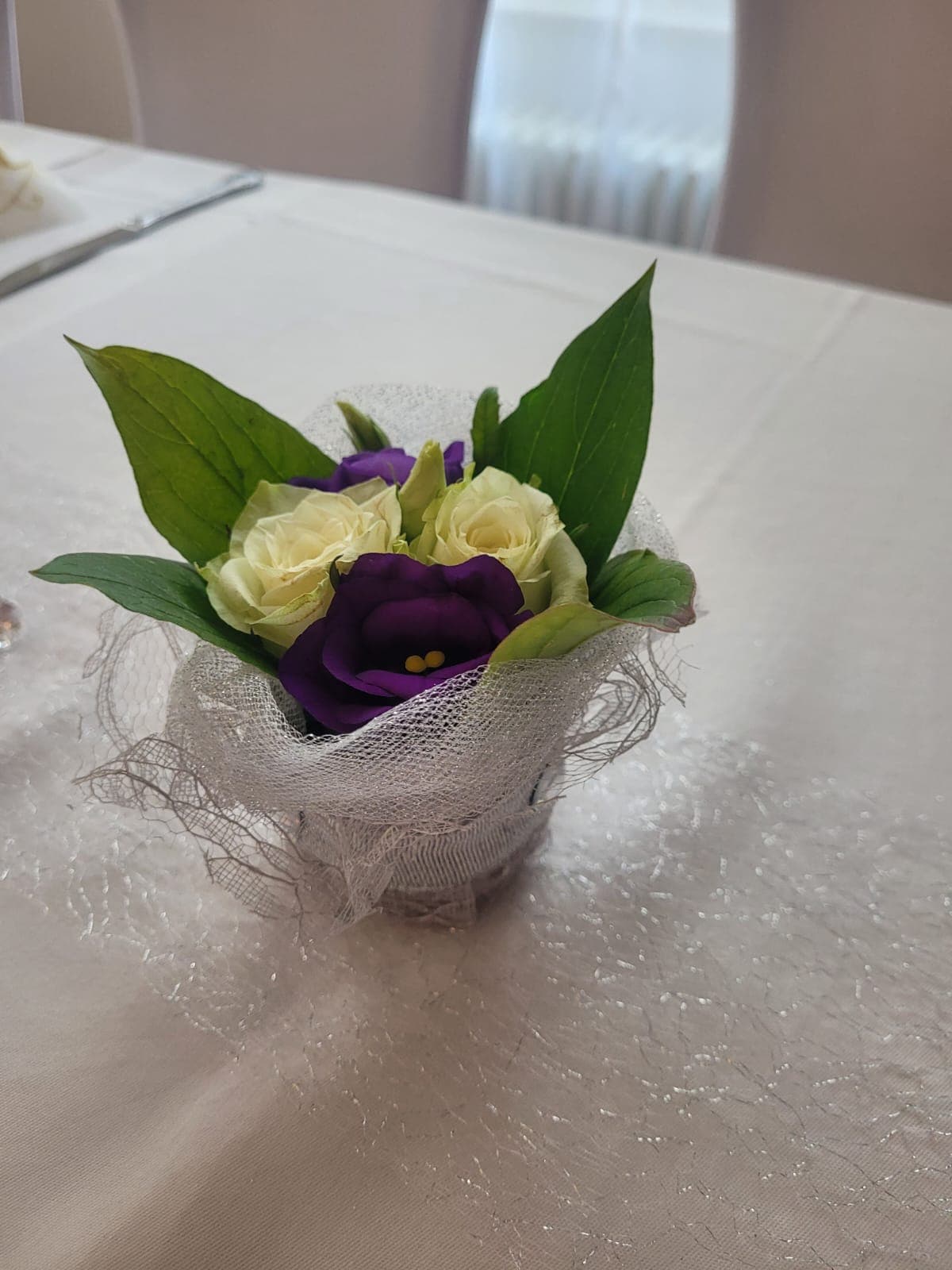 Blumendekoration auf einem Tisch im Restaurant Alt-Karow