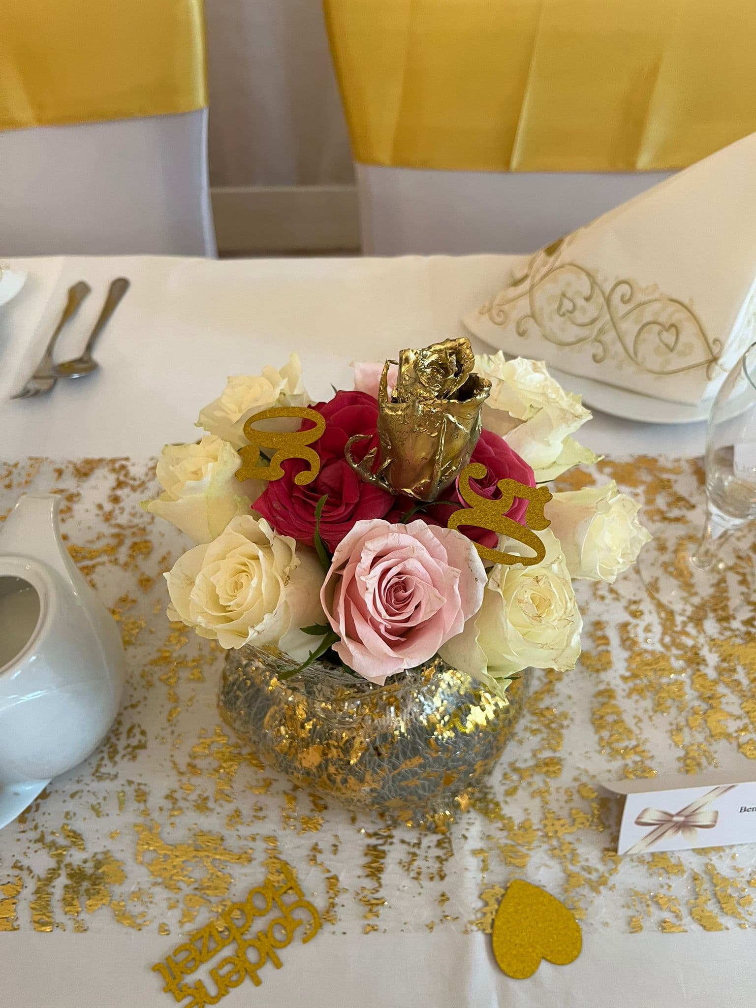 Blumendekoration auf einem Tisch im Restaurant Alt-Karow