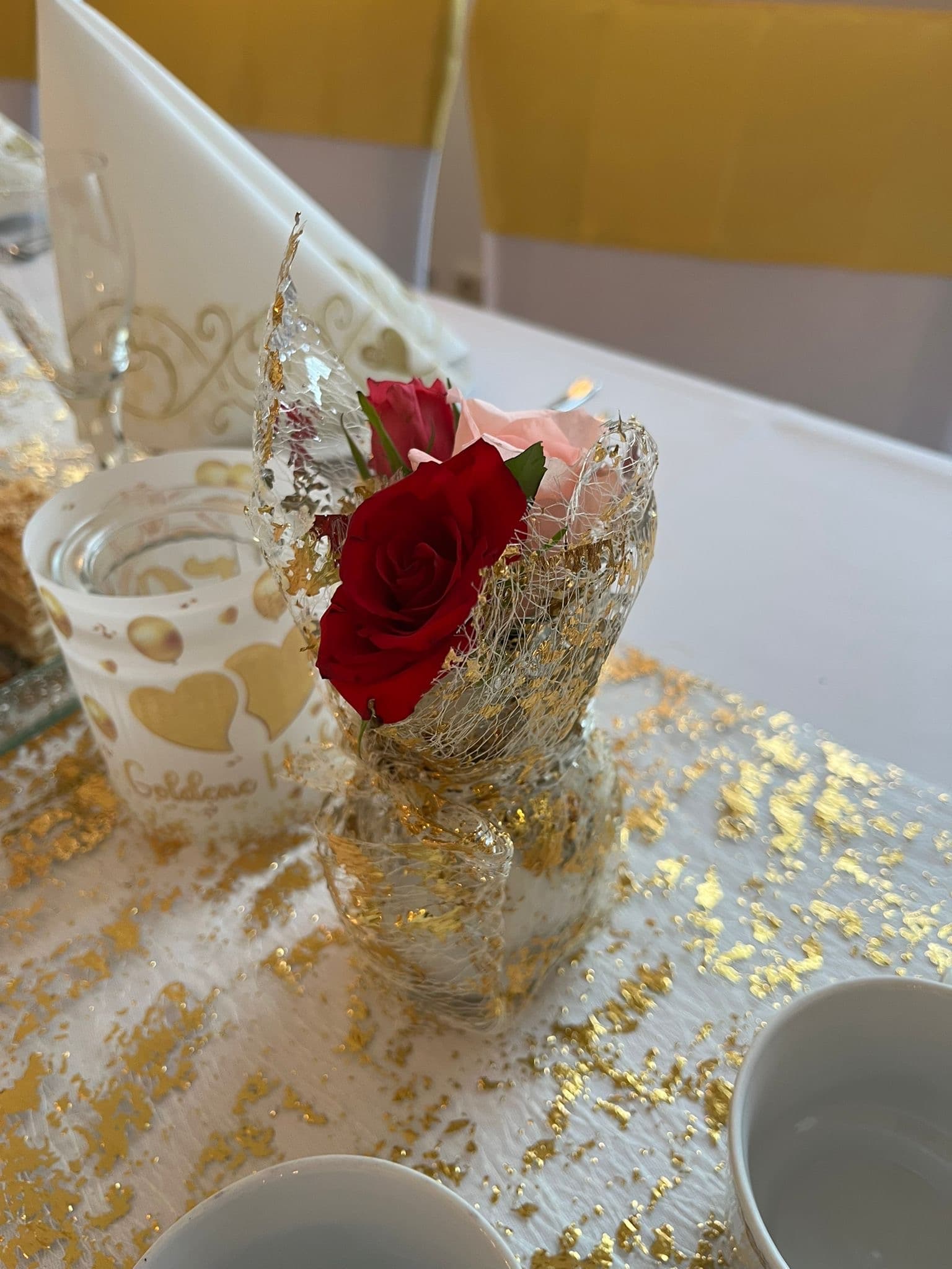 Blumendekoration auf einem Tisch im Restaurant Alt-Karow